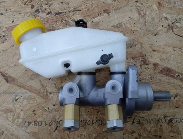 Цилиндр тормозной Шевроле Авео главный (с бачком и штуцерами в сборе ...